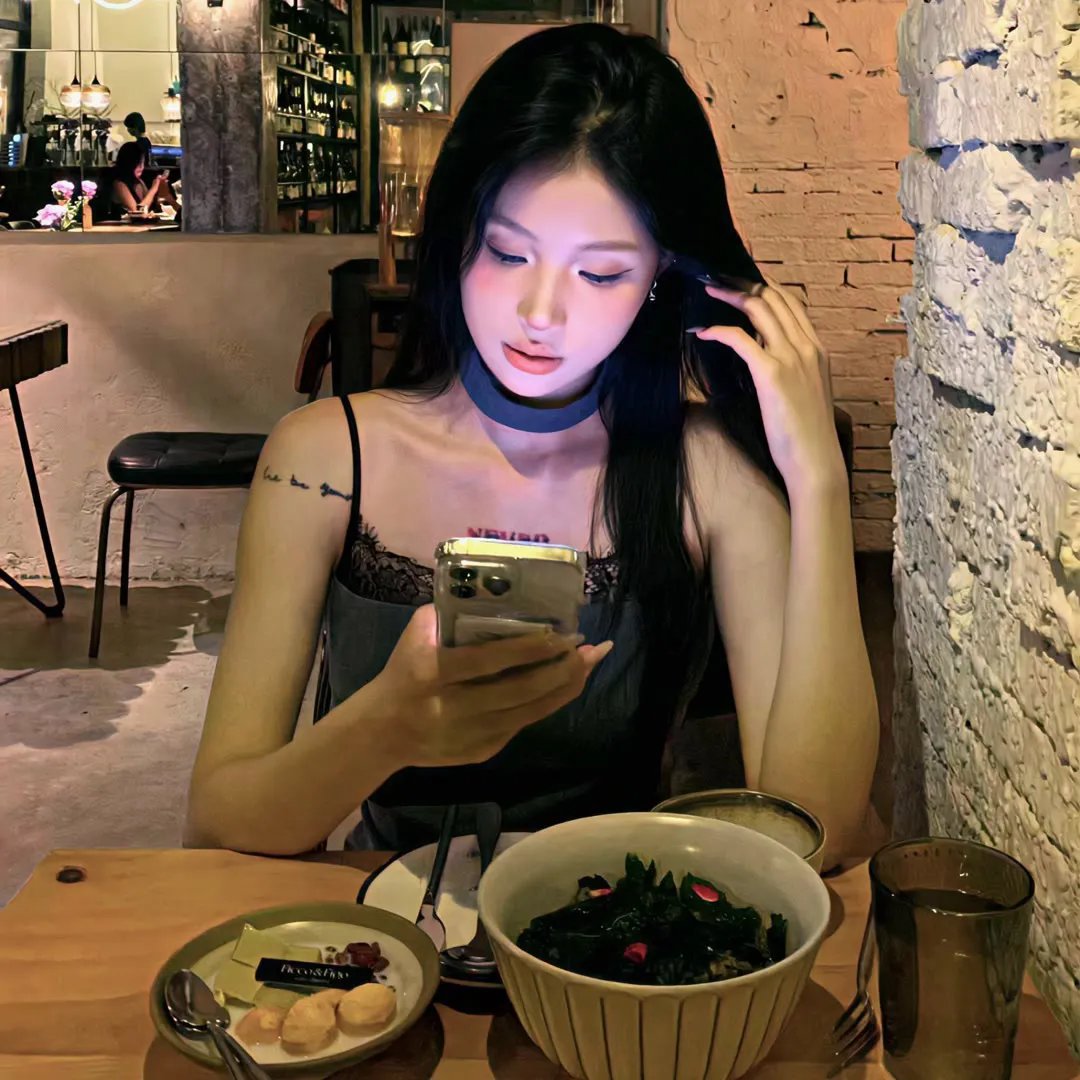 穿风信子蓝的少女
